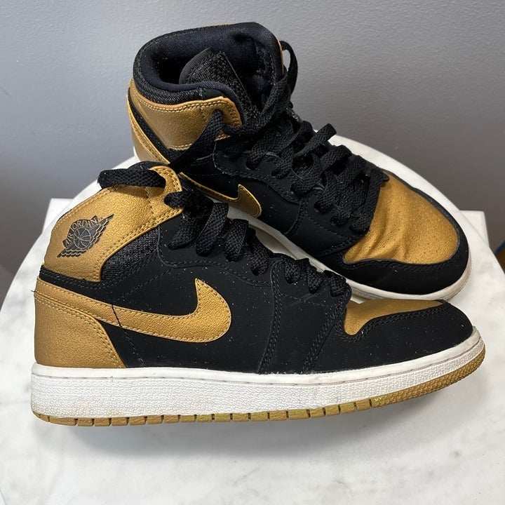 Boys jordan deals shoes size 4