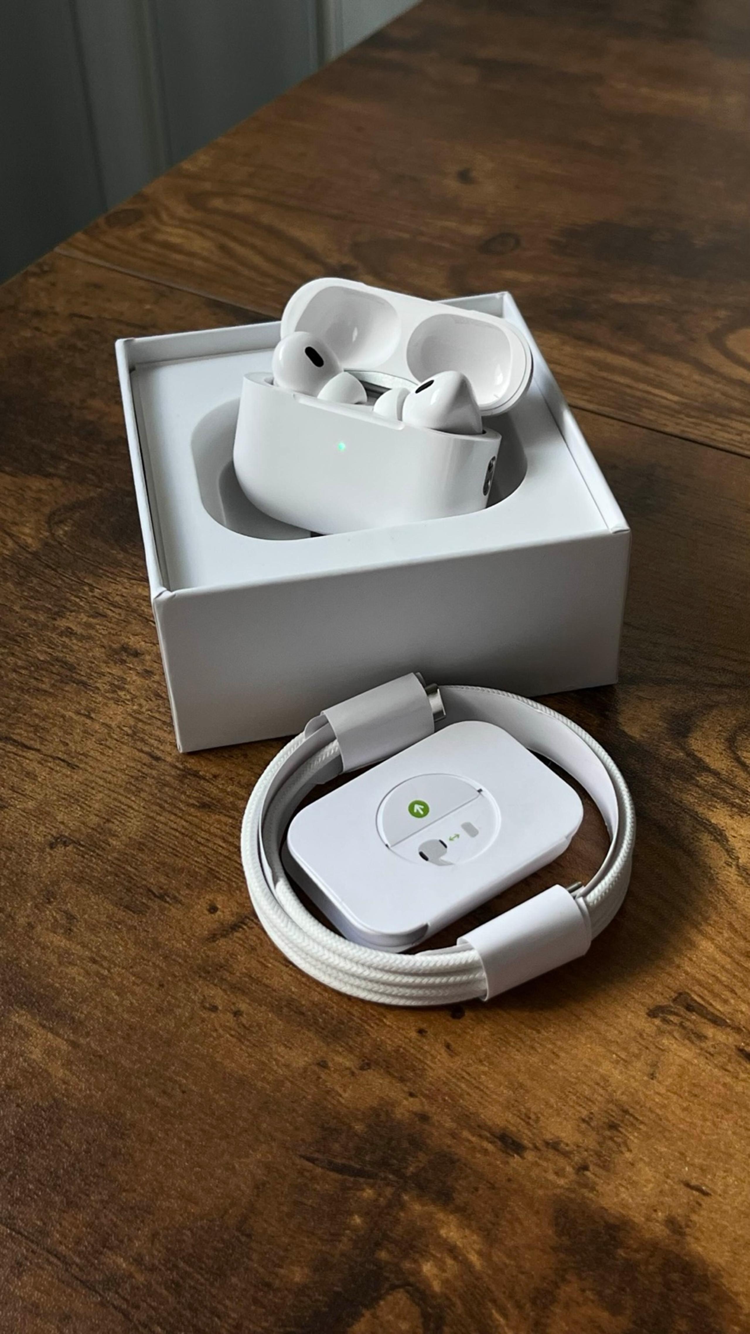 Apple Pro 2nd Generation, MagSafe Wireless Charging Case (USB‑C) - White