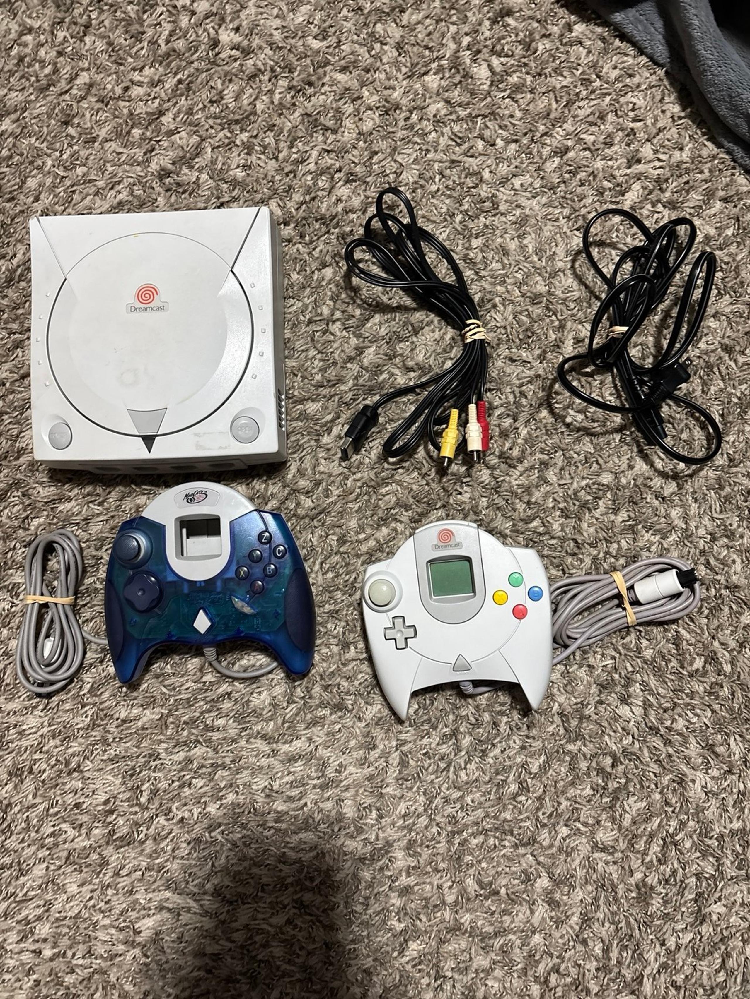 Sega Dreamcast (white) with 2 controllers