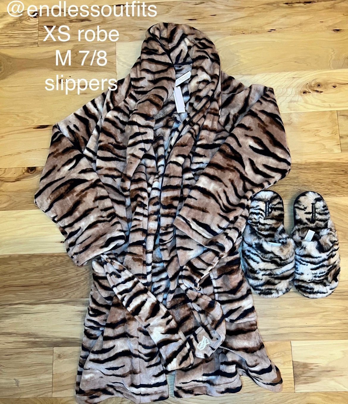 VICTORIAS SECRET CHAMPAGNE TIGER ROBE AND SLIPPERS SET
