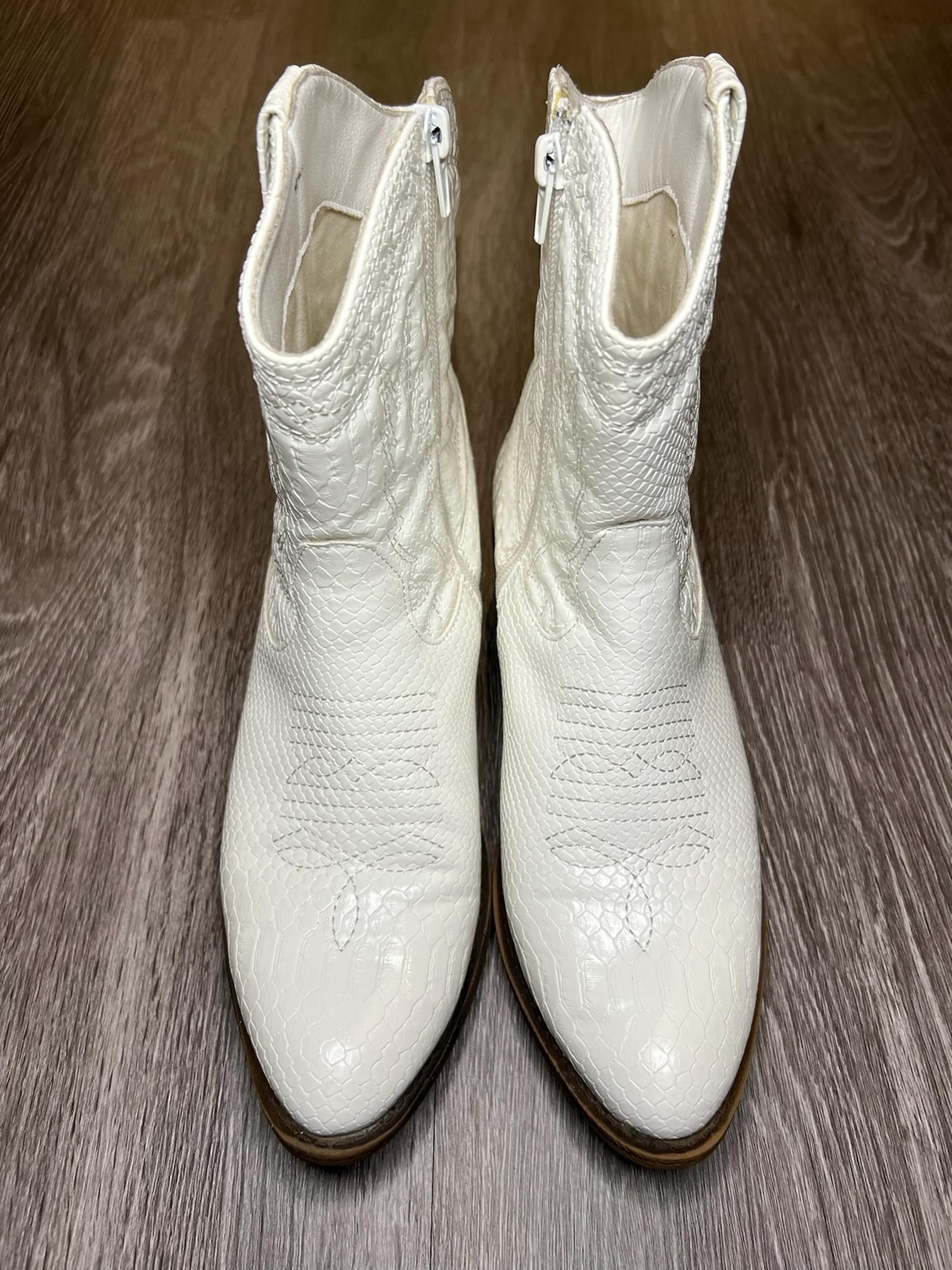 Woman’s Coconuts by Matisse Derringer Cowboy boot white