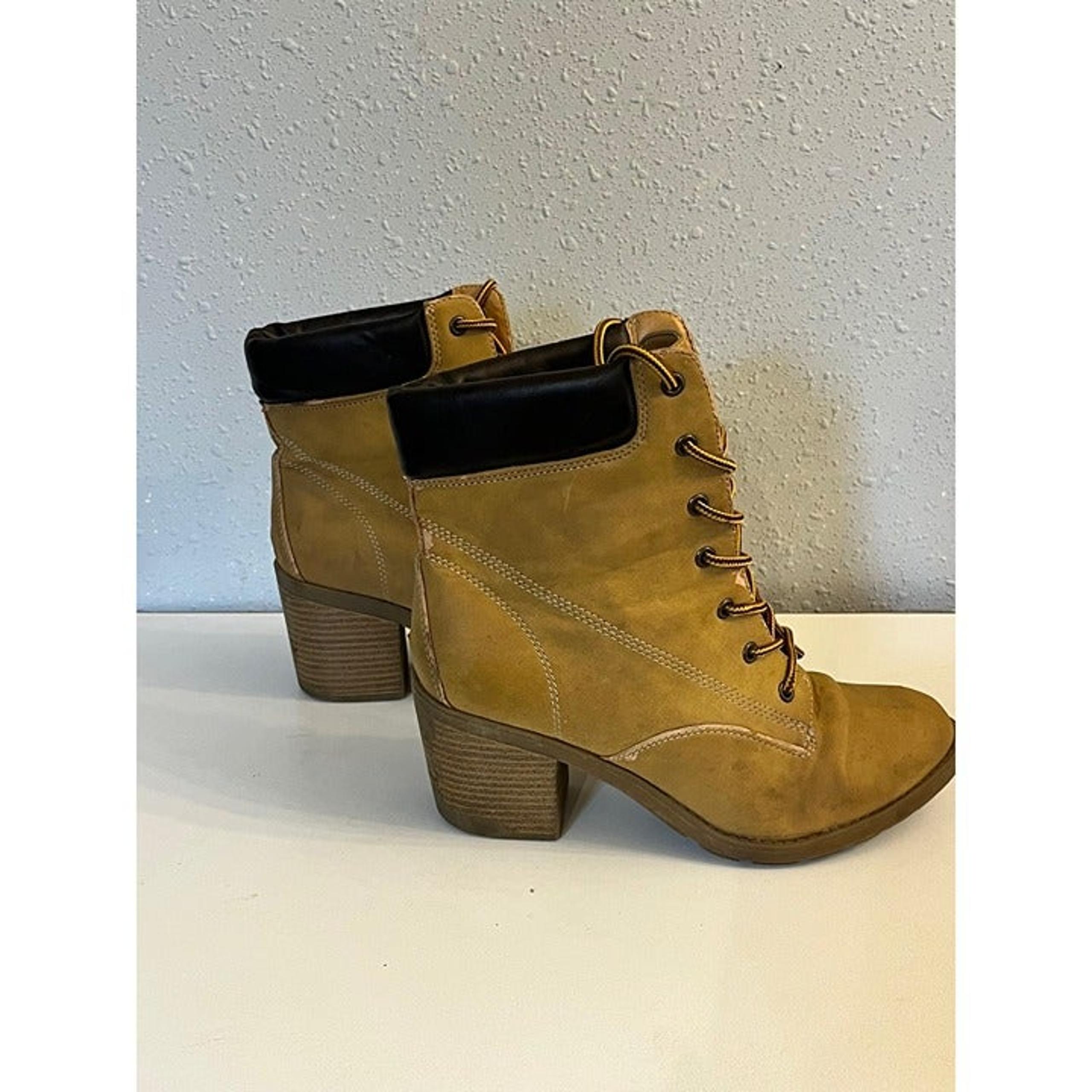 Mudd Lace up tan boots booties W: 8