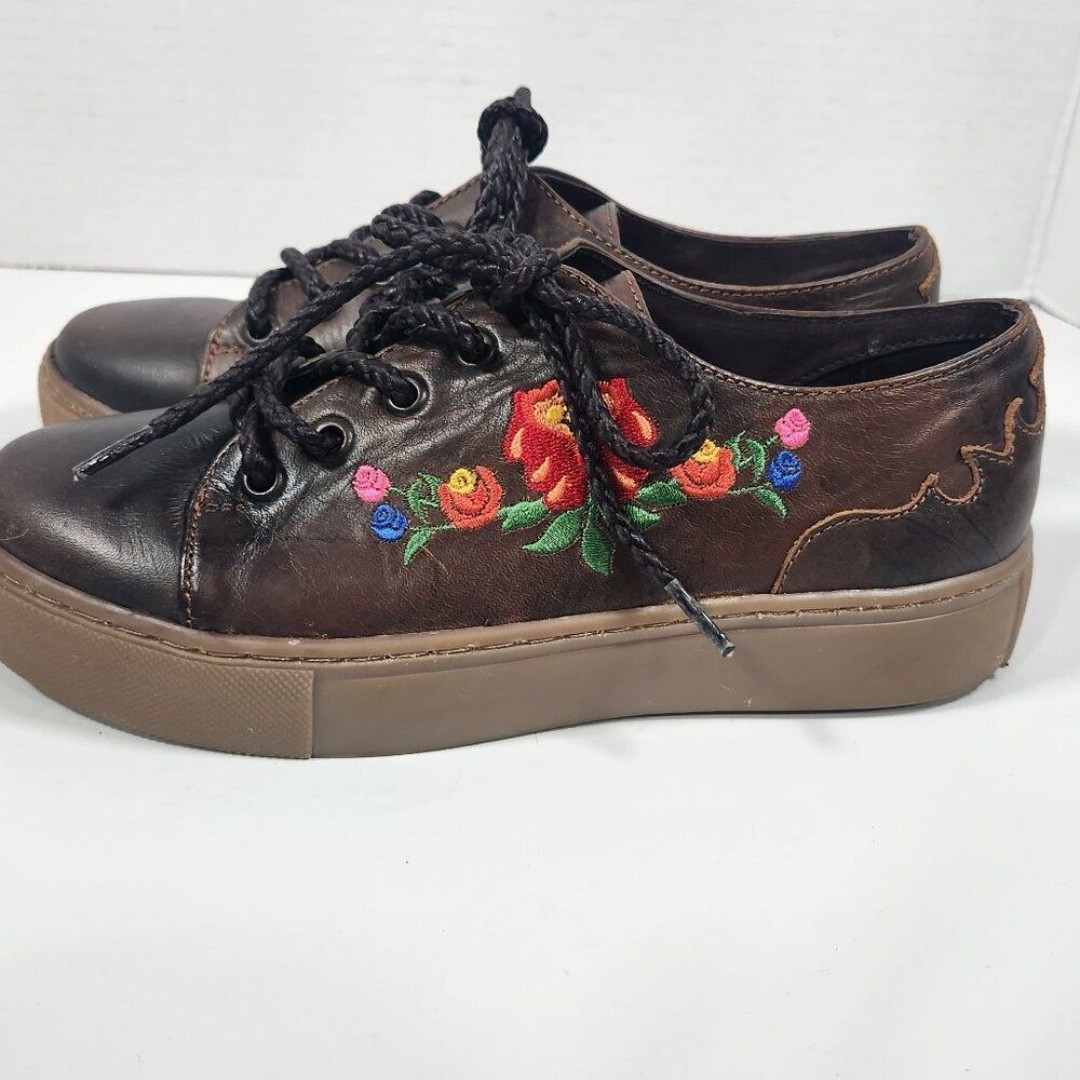 Circle G Embroidered Lace up Shoes 6.5
