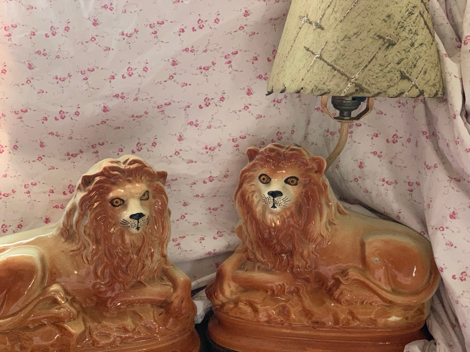 Pair of 19th century Staffordshire lions 1 lamp glass eyes antique vintage chic