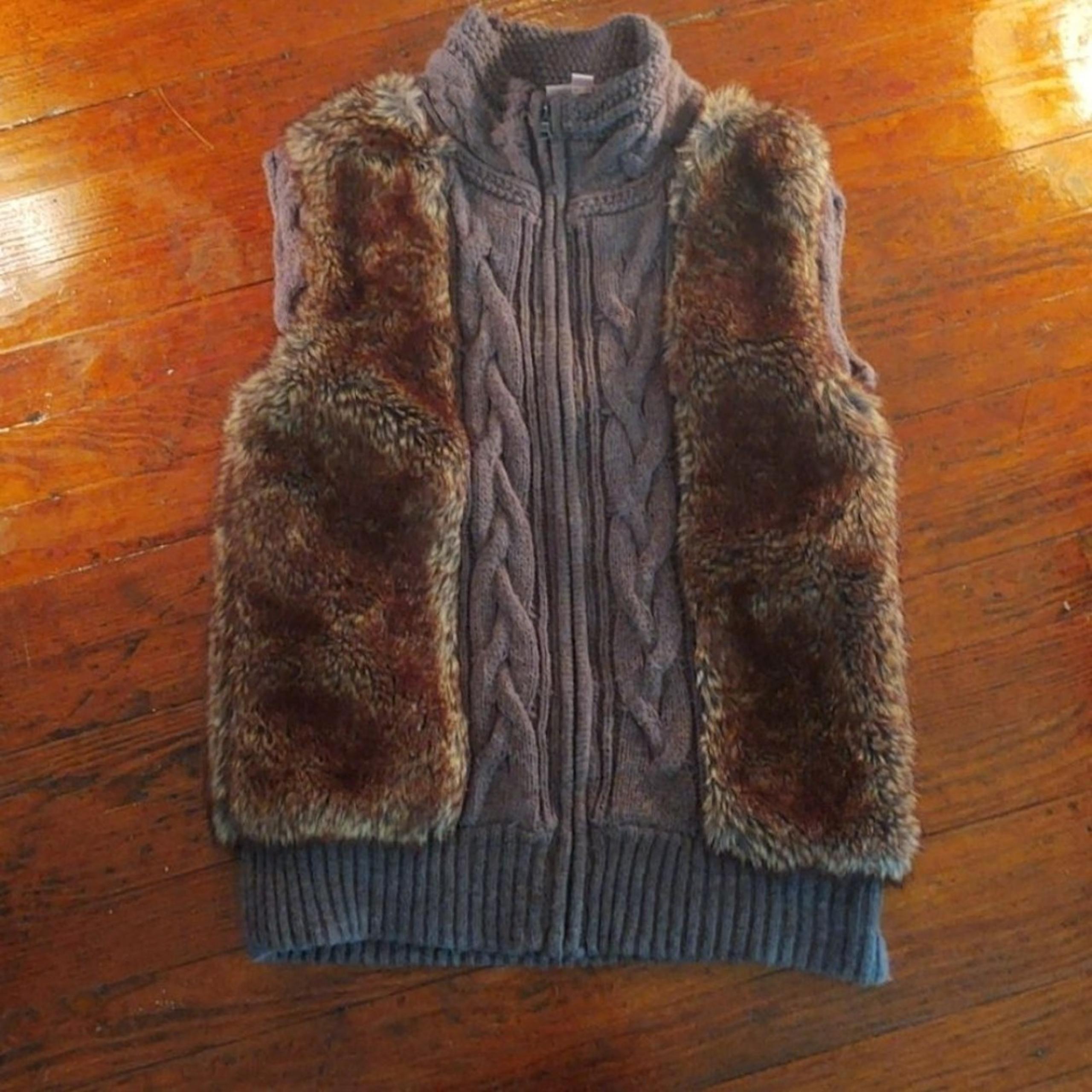 Romeo & Juliet Couture Faux Fur Knit Vest Sz S
