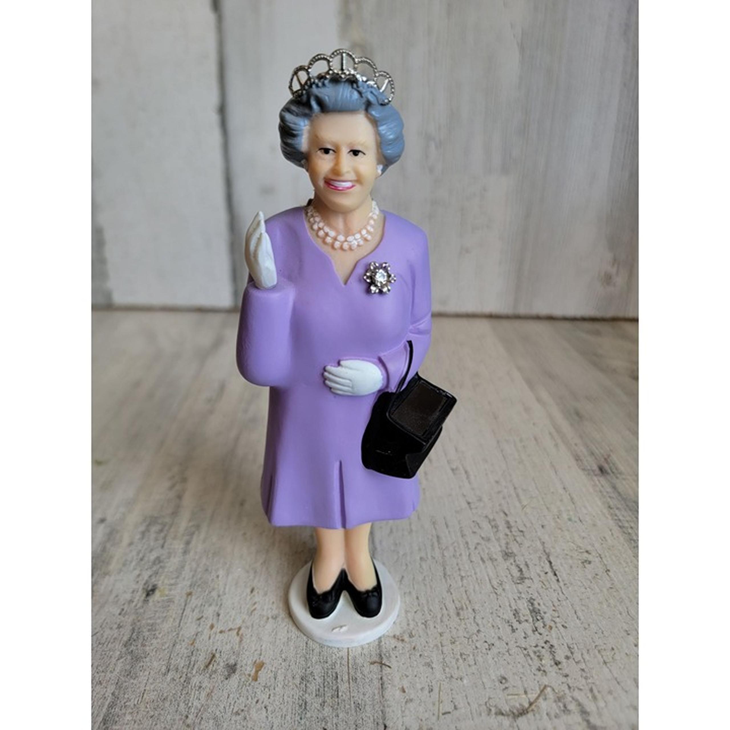 Kikkerland solar power Queen Elizabeth Royal purple edition figure