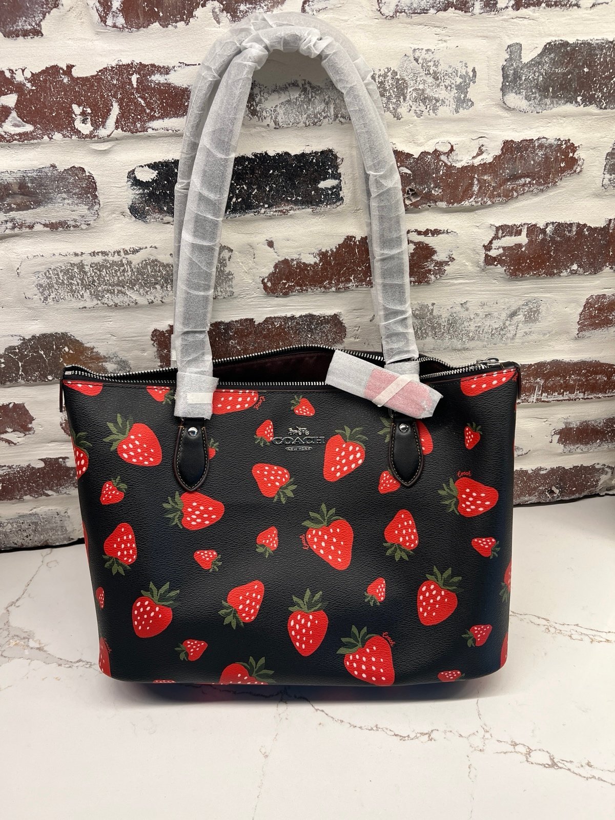 Coach Gallery Tote Strawberry print CH510
