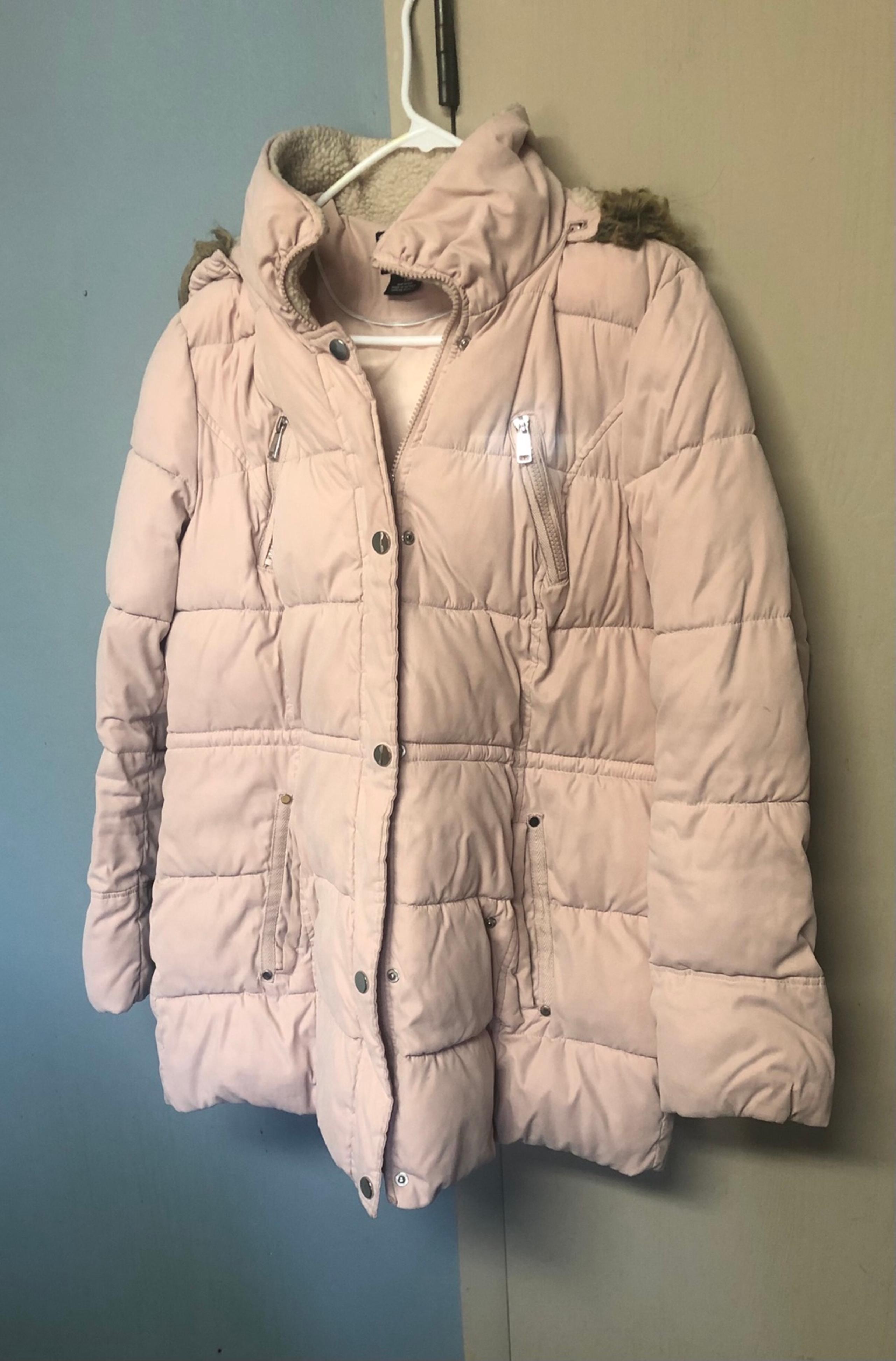 Women stylish light pink Ana puffer jacket.