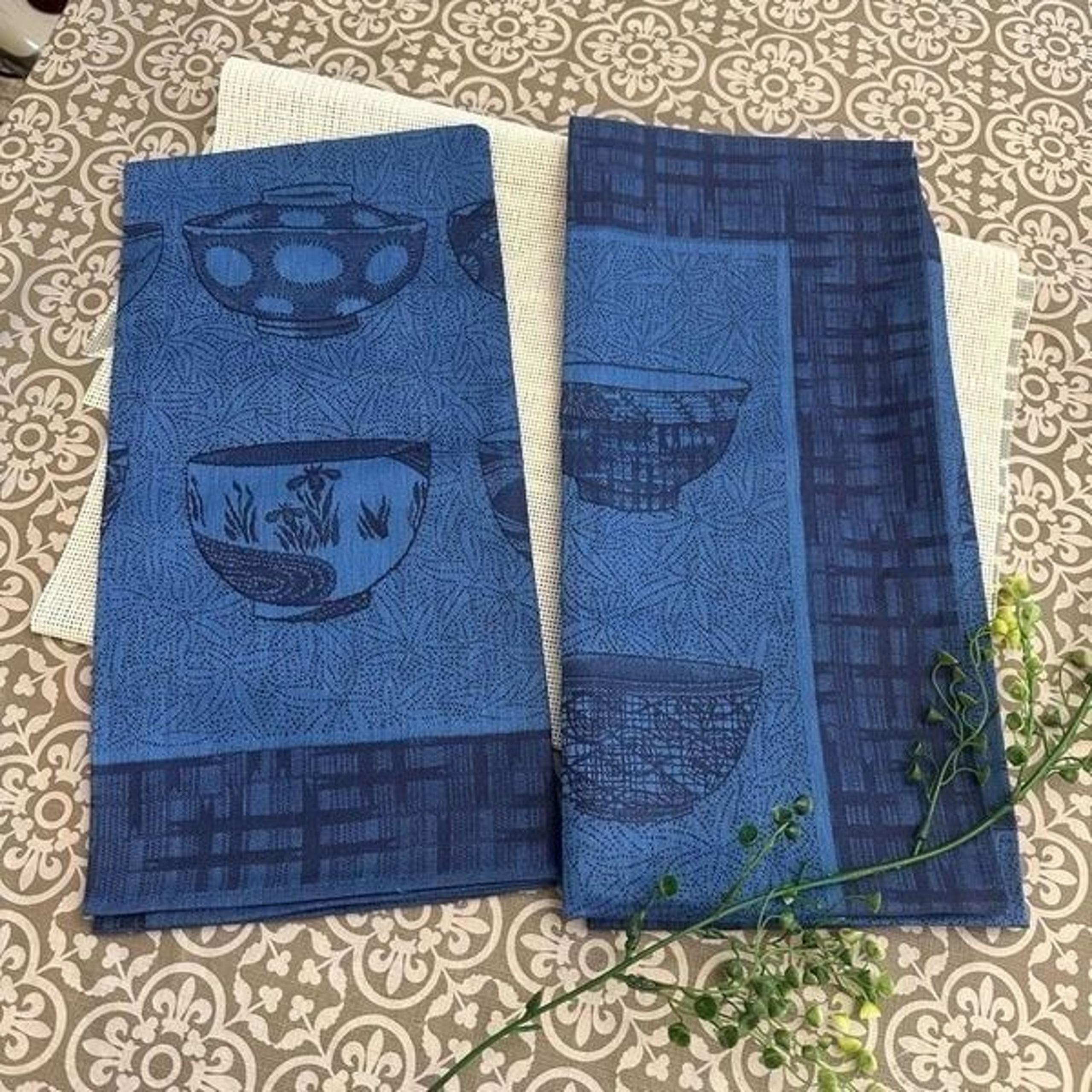 Yves Delorme Paris Blue Oriental Theme Embroidered Table Cloth 2 Pc Vintage