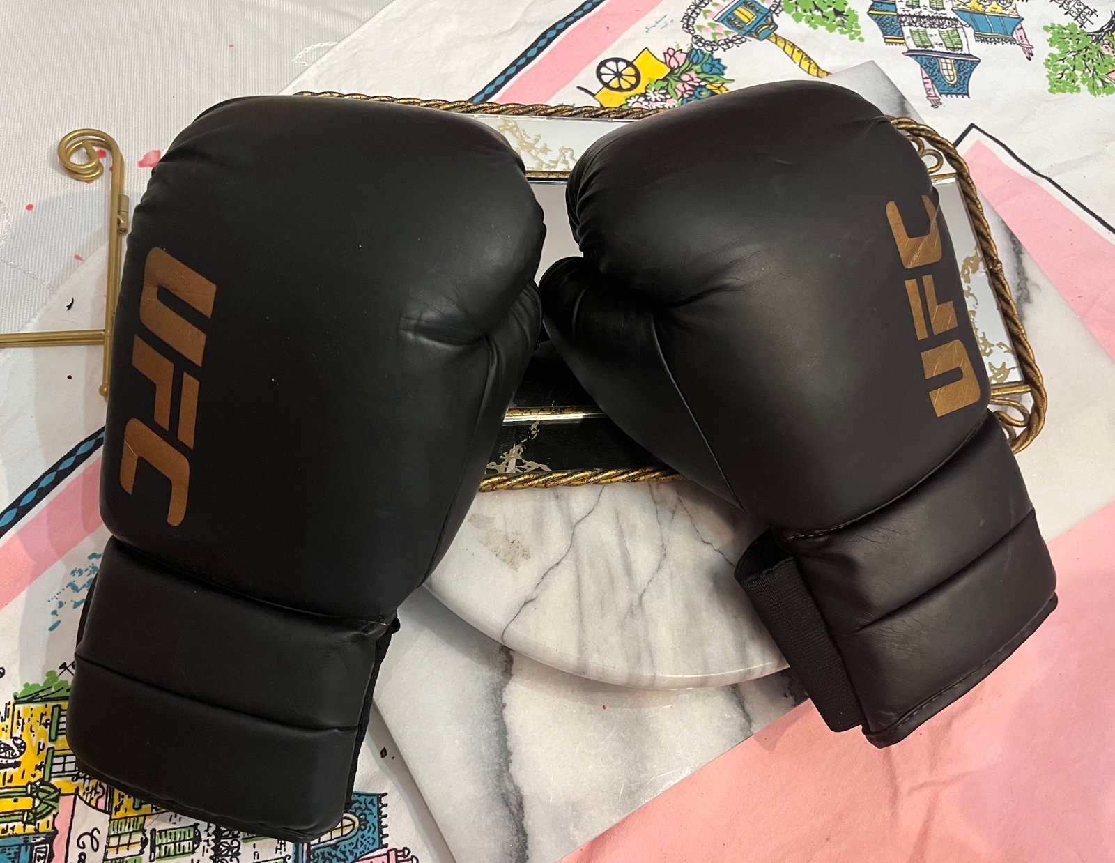 UFC Boxing Gloves Gold Stitch 10 oz. Women’s Zuffa 2016/Light use