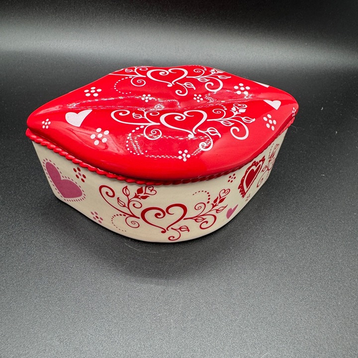 New Temptations Figural LIPS Trinket Box White red hearts