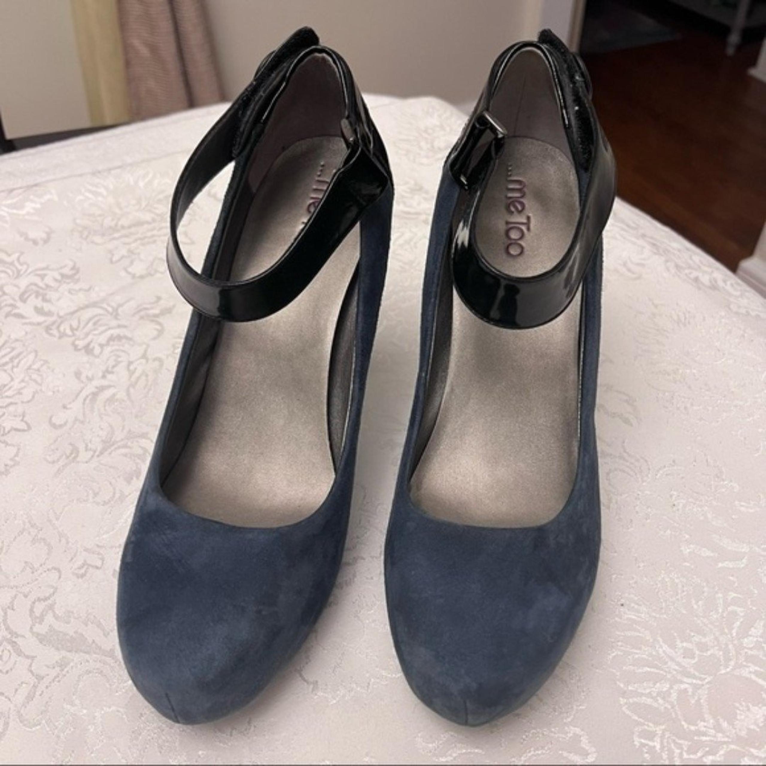 me Too Women’s Suede Shoe Pumps Size 10, Blue Black with some markings on heels