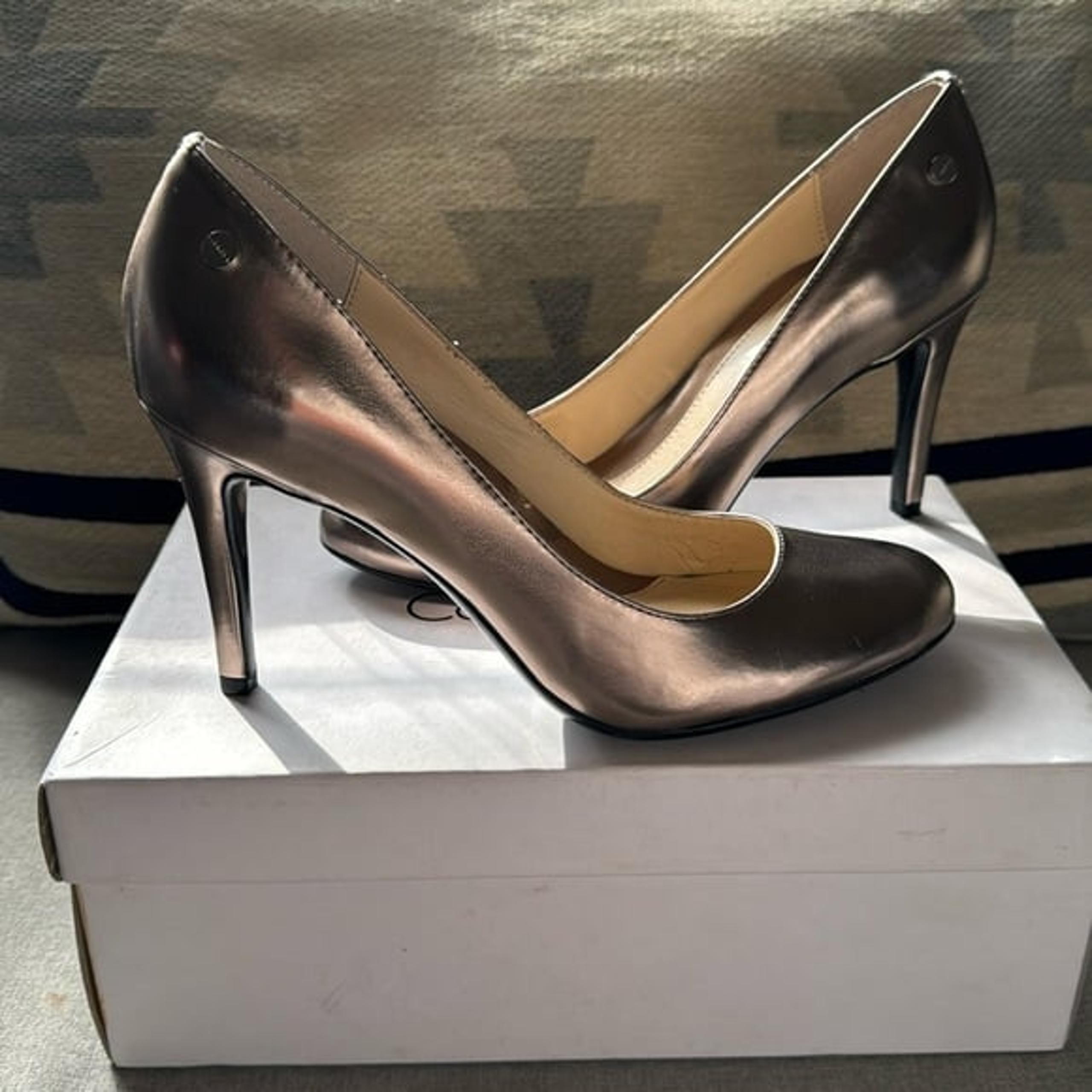 Calvin Klein pewter pumps round toe 6.5 NWT
