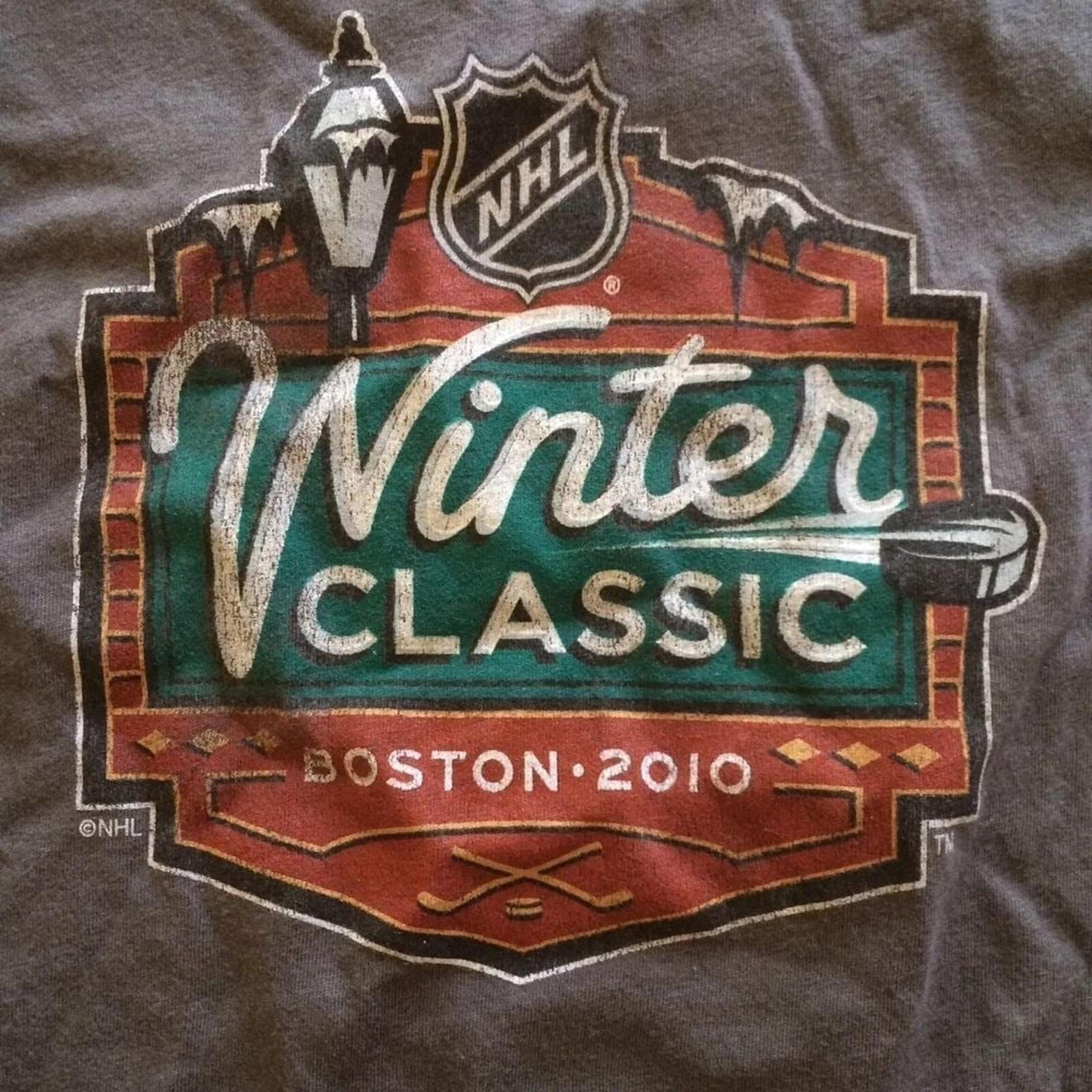 NHL Winter Classic Women's Large 2010 Boston Bruins Hockey Retro Sport T-Shirt