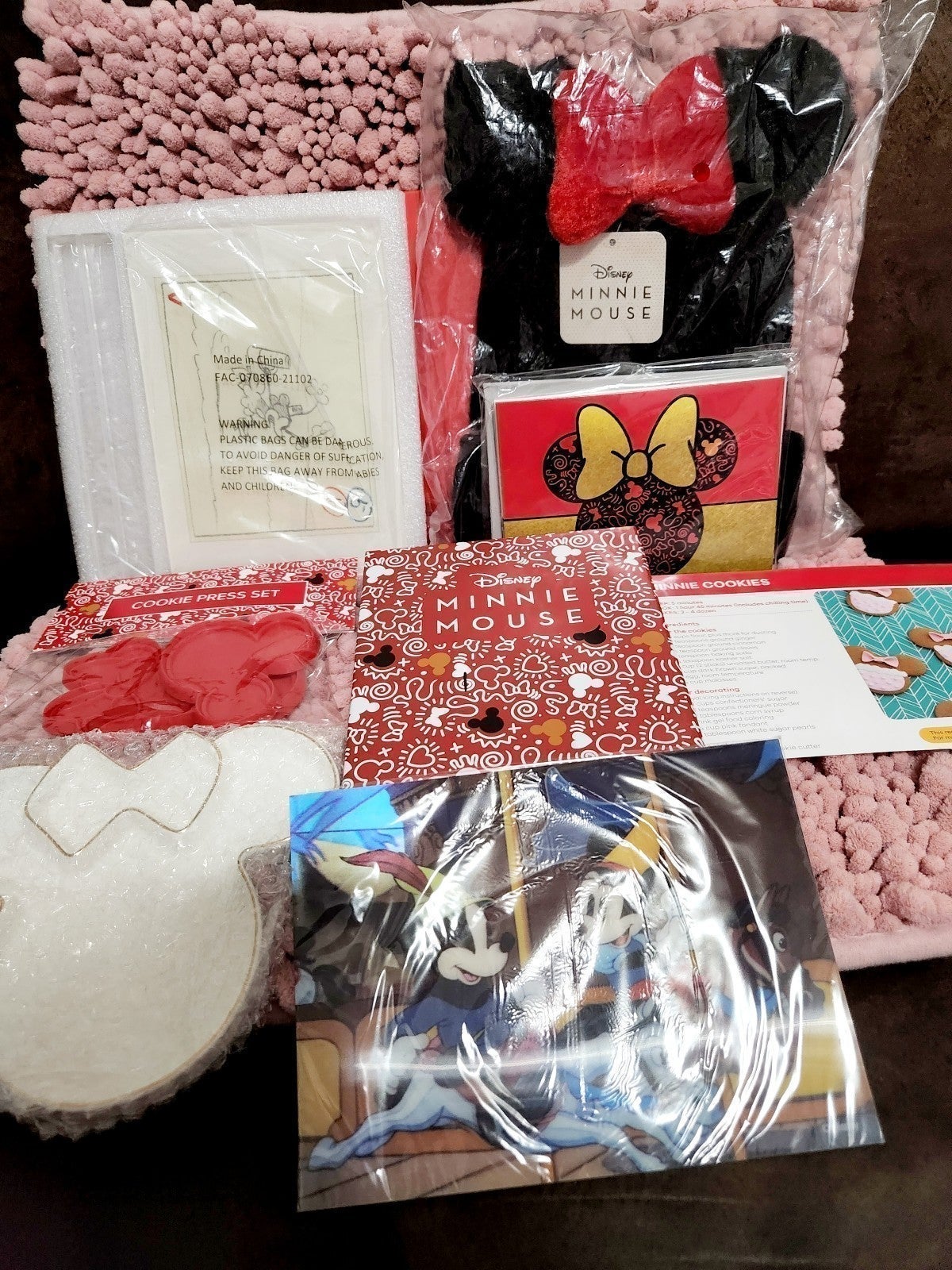 EXCLUSIVE LIMITED EDITION MINNIE MOUSE BUNDLE