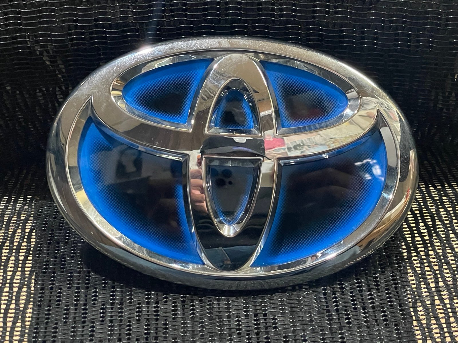 TOYOTA FRONT Emblem Assembly 75310-52030 OEM