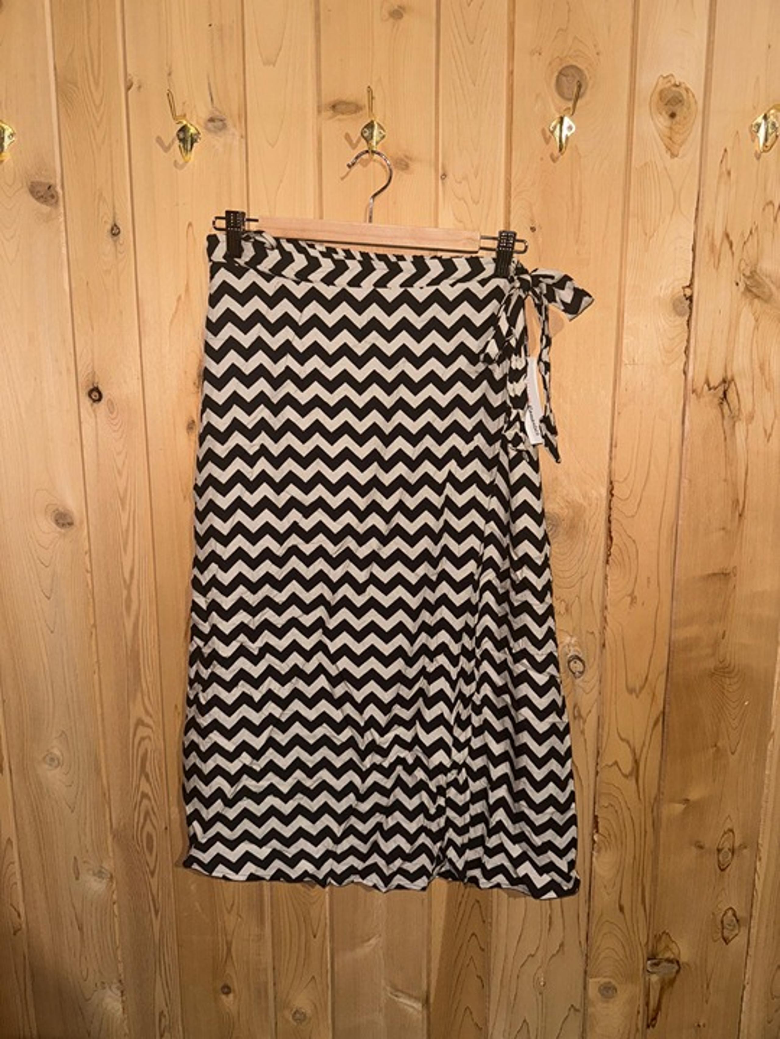 NWT Urban Romantics Large Wrap Skirt