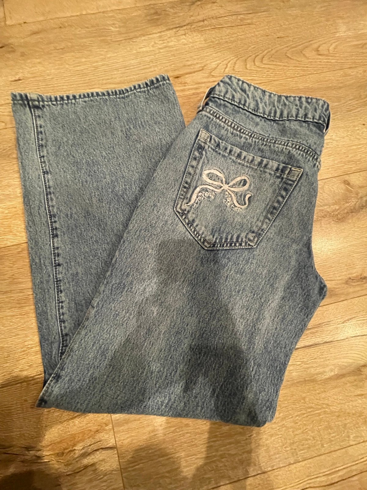 Size 2r Low-Rise Medium Wash Embroidered Bow Baggy Jean holister.co