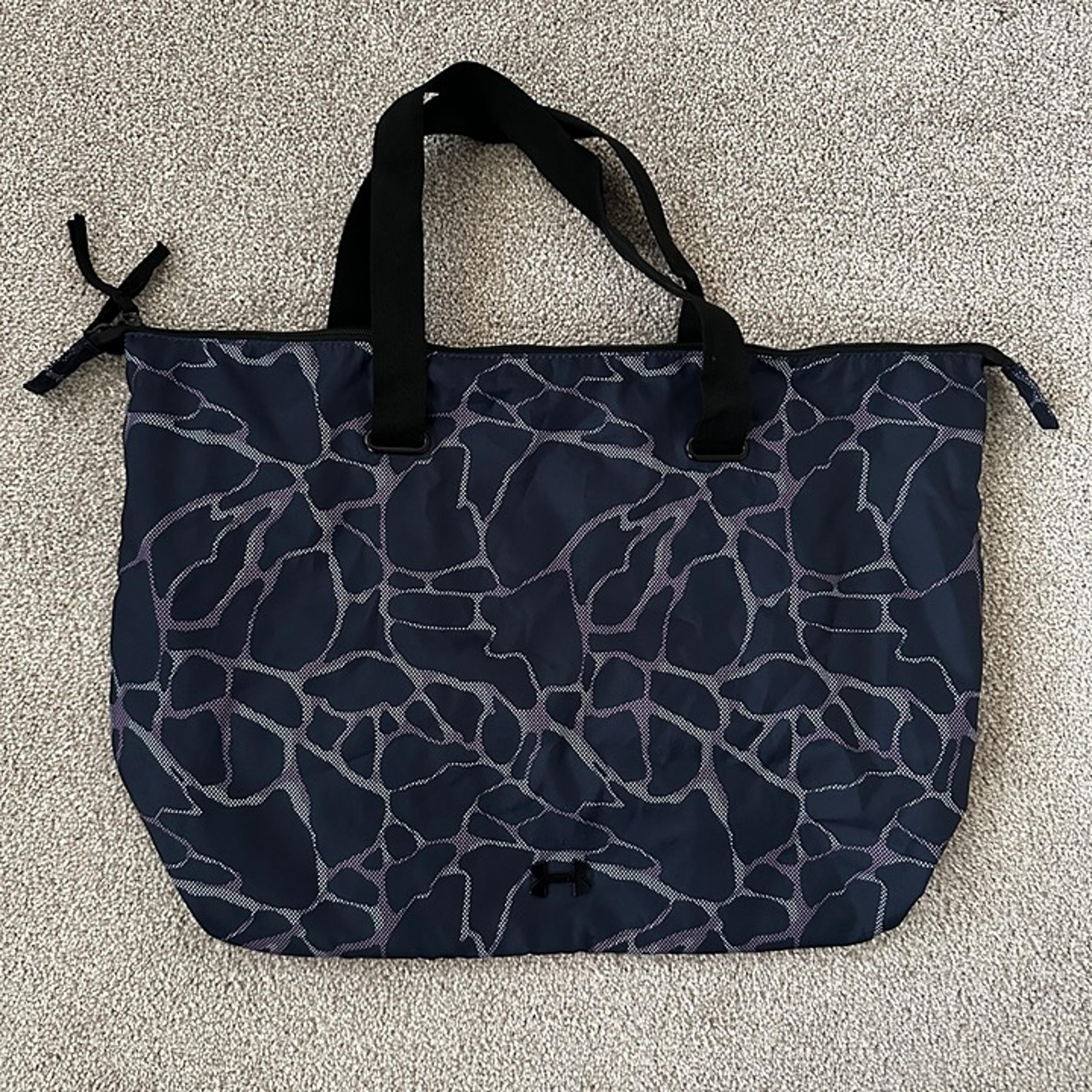 EUC Under Armour Mesh On The Run Large Tote Overnight Bag Purple Digital Print