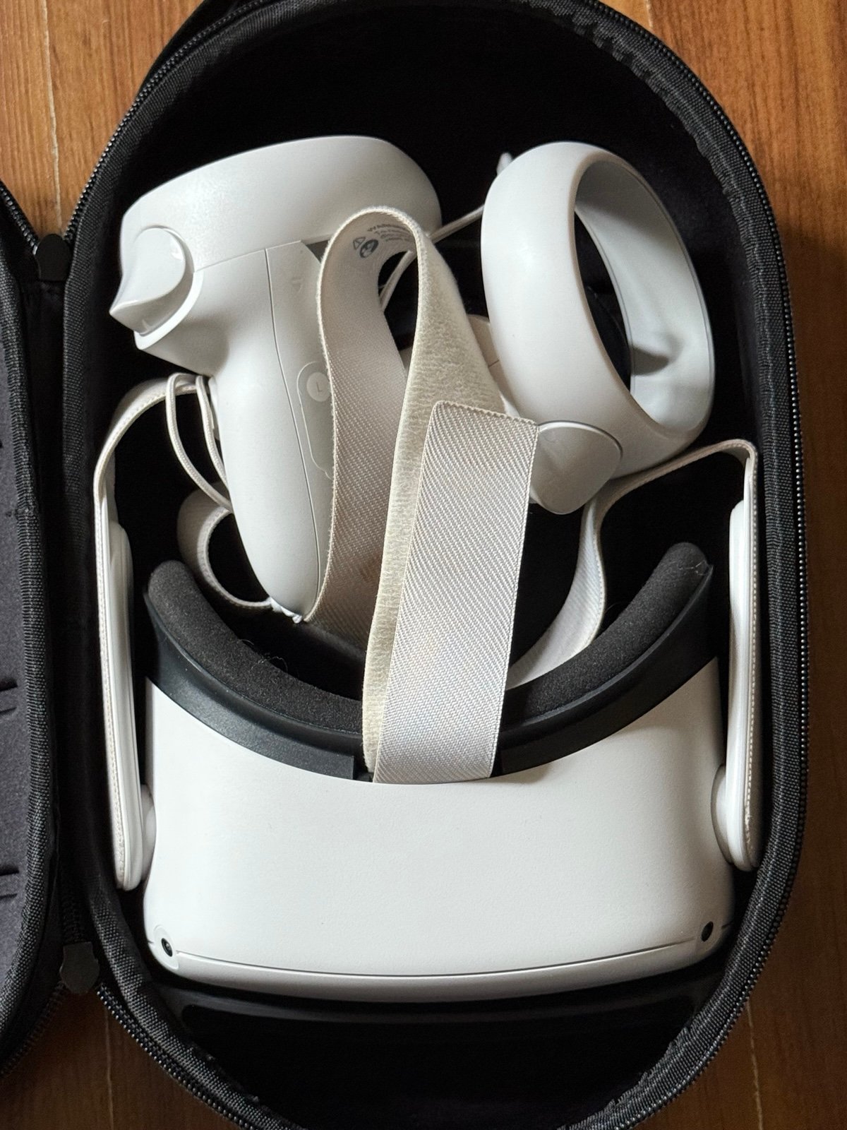 Meta Quest 2 — All-in-One Wireless VR Headset/OCU LUS Quest 2 Carrying Case .