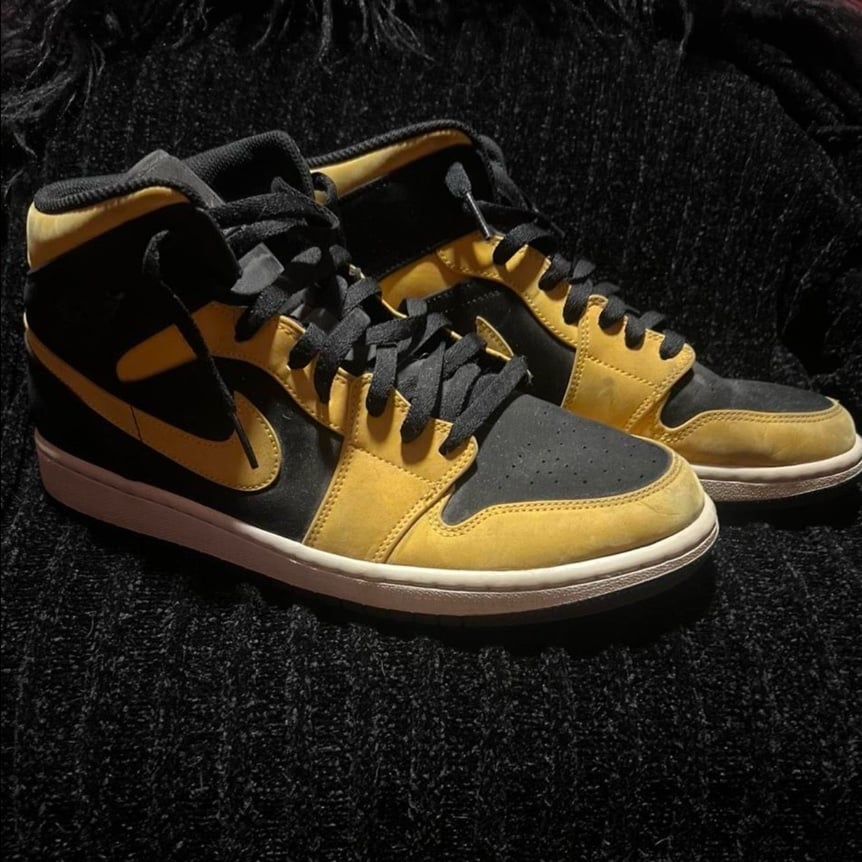 Jordan 1 Mid Reverse New love