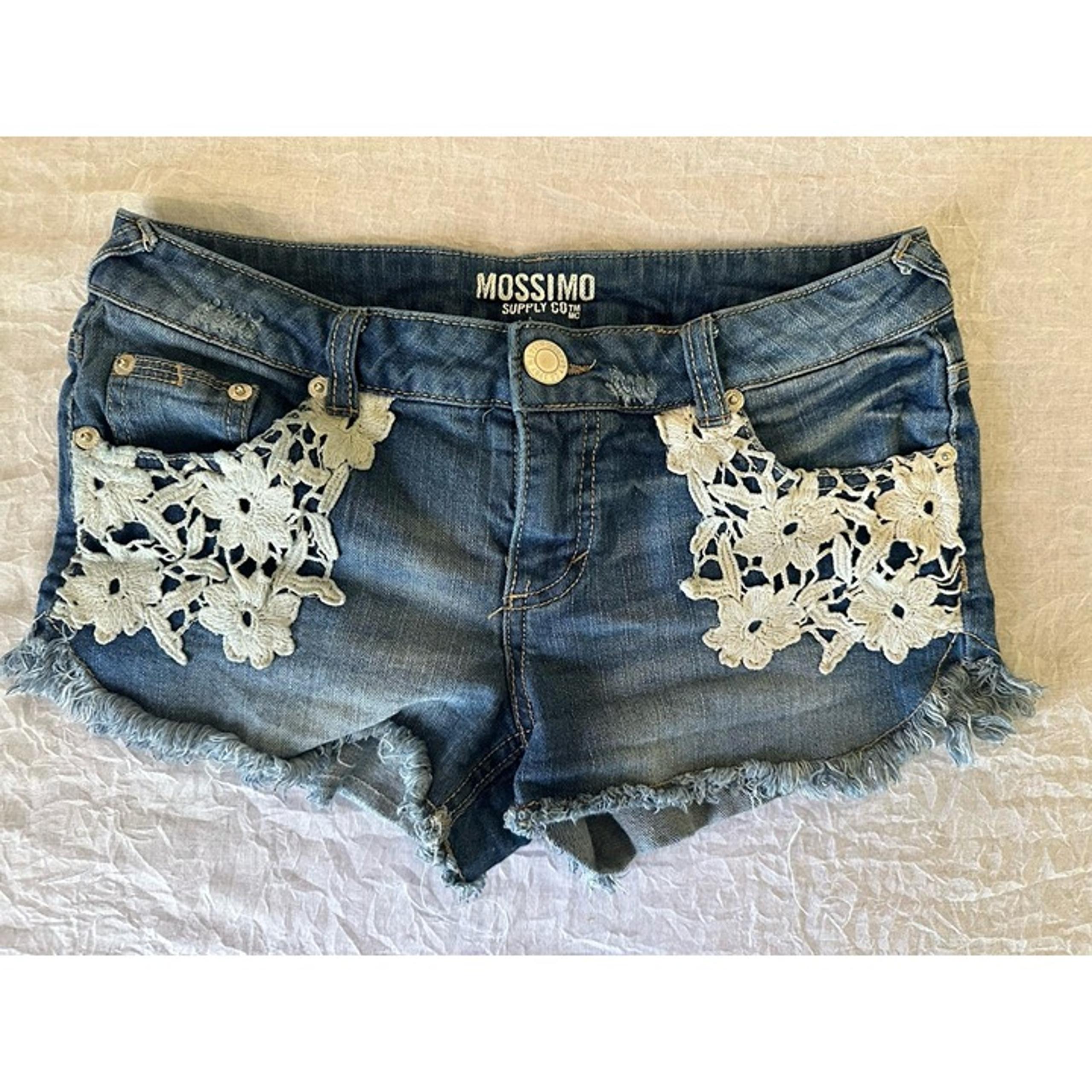 Mossimo Junior's Size 7 Women's Blue Denim Shorts Embroidered Floral Cottagecore