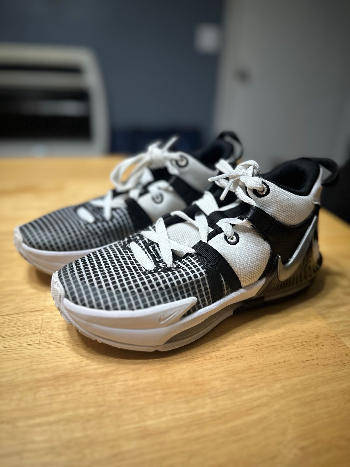 Youth Nike LeBron James Witness Black White Basketball Shoes, 4.5Y
