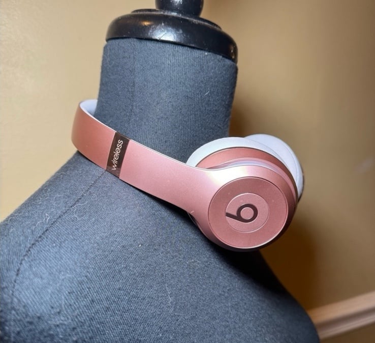 Beats by dr.dre rosegold headphones