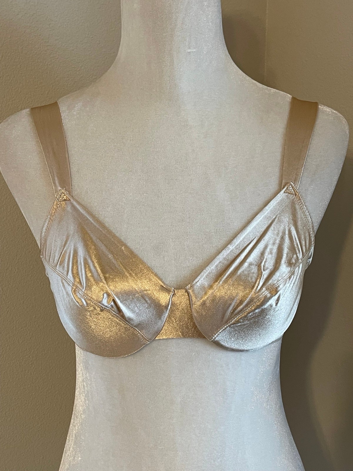 Vintage Victoria’s Secret Second Skin Bra Satin Silky 32C Underwire New