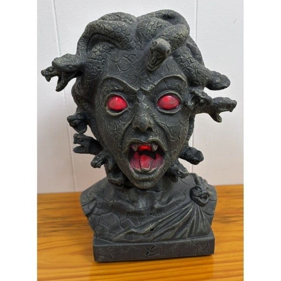 Medusa Head Glowing Red Eyes Talking & Animated Snakes 2011 Halloween Batteries