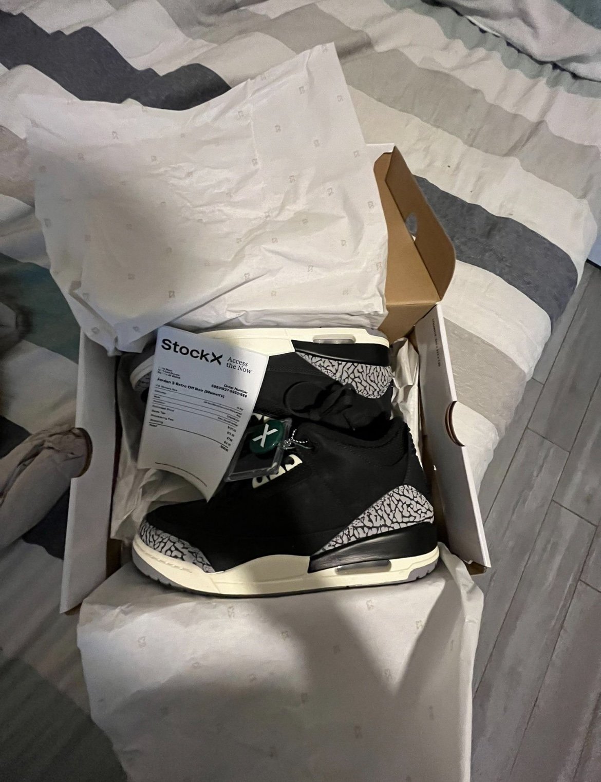 Selling Jordan 3s noir
