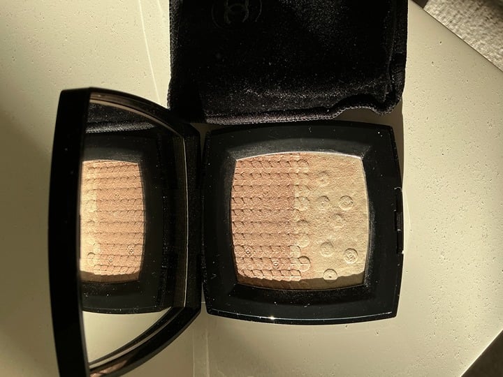 Chanel Duo Lumiere Illuminating Powder Duo Now retired from the collection.