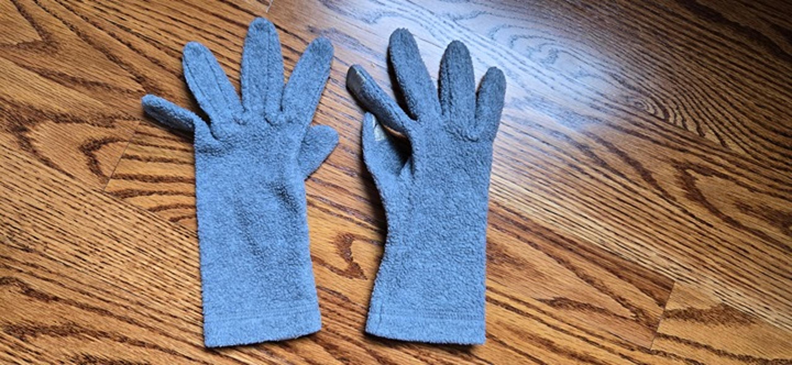 Old Navy - women's gray fleece gloves - size Small - MINT condition!
