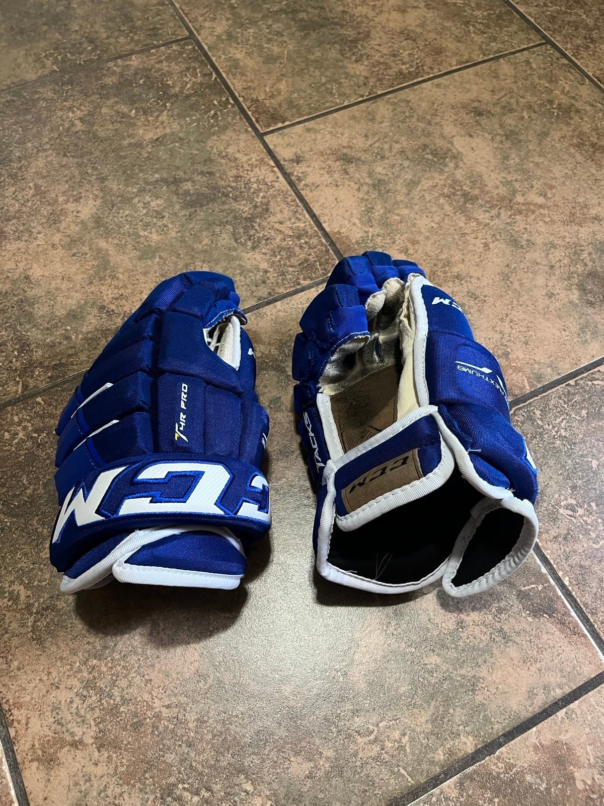 CCM tacks 4 roll pro hockey gloves