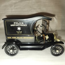 Universal Hobbies Ford Model T 1/18 scale die cast