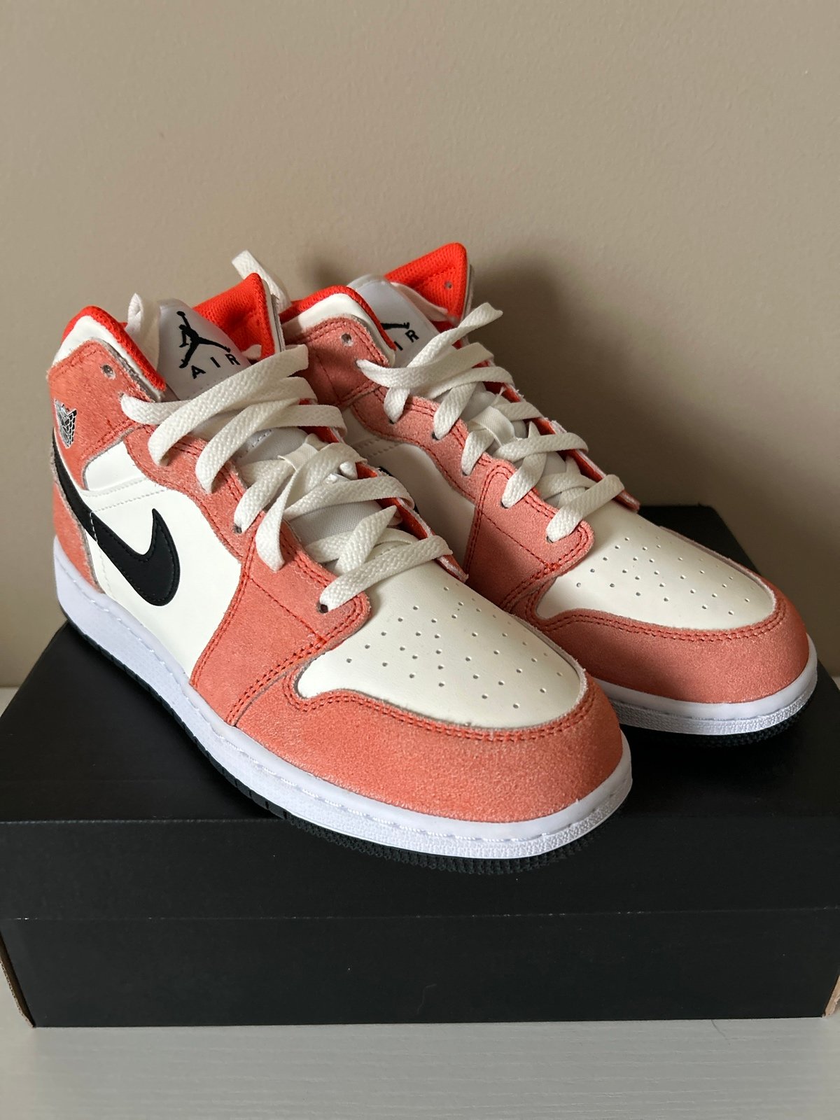 Jordans 1 mid SE GS OG all kids size 6