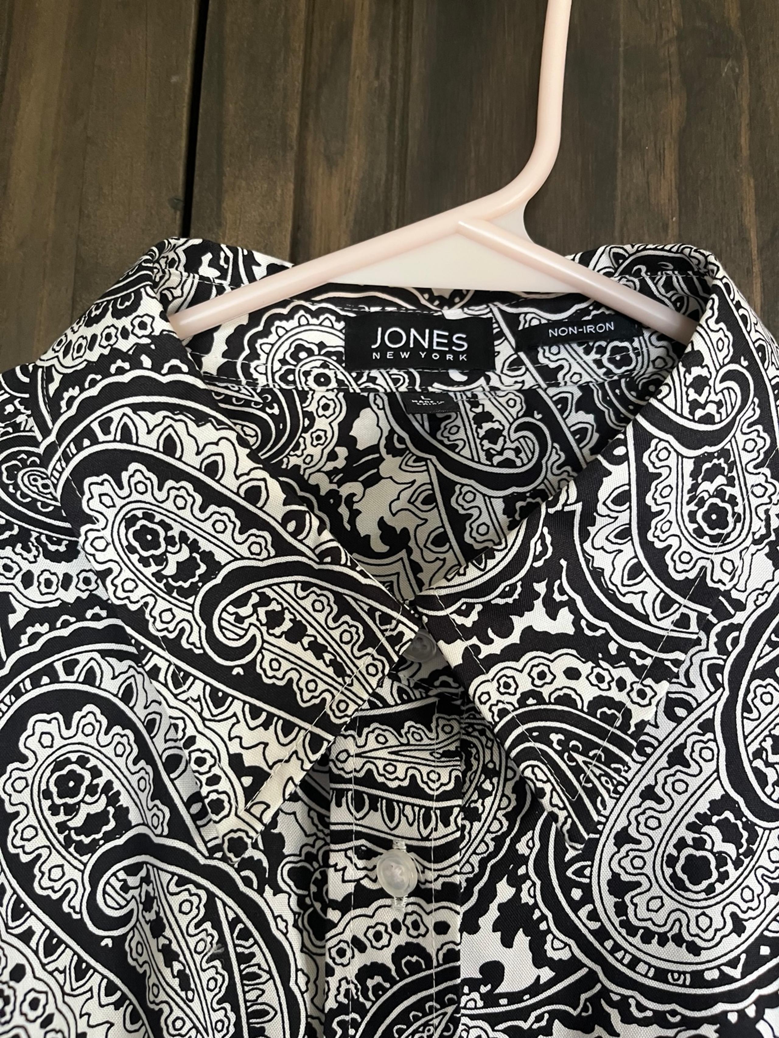 Jones New York Black and White Damask Button Down Shirt  size Large