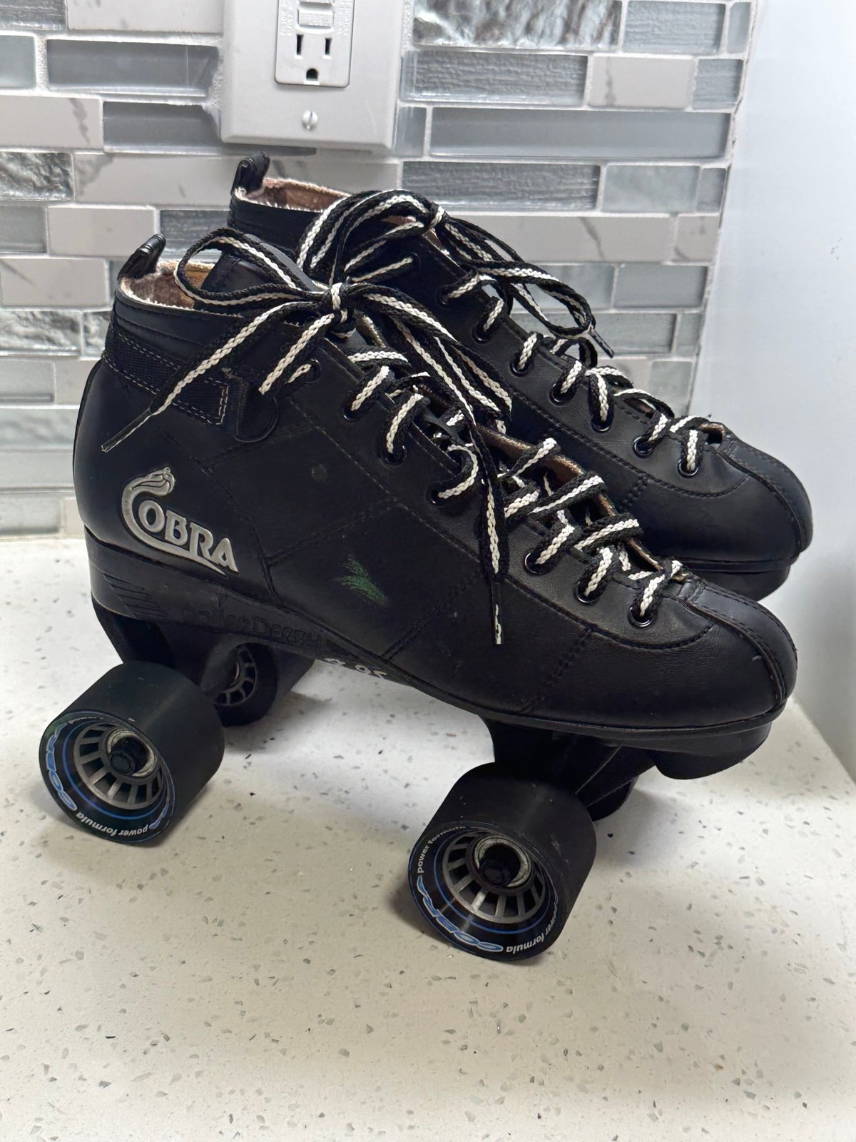 Cobra Black Roller Derby Skates Men's Sz 7 Power Formula Speed Wheels Low Top