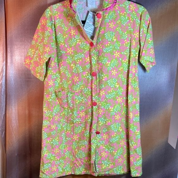 1970’s pink girls robe with short sleeve 30” length. 34” chest 120