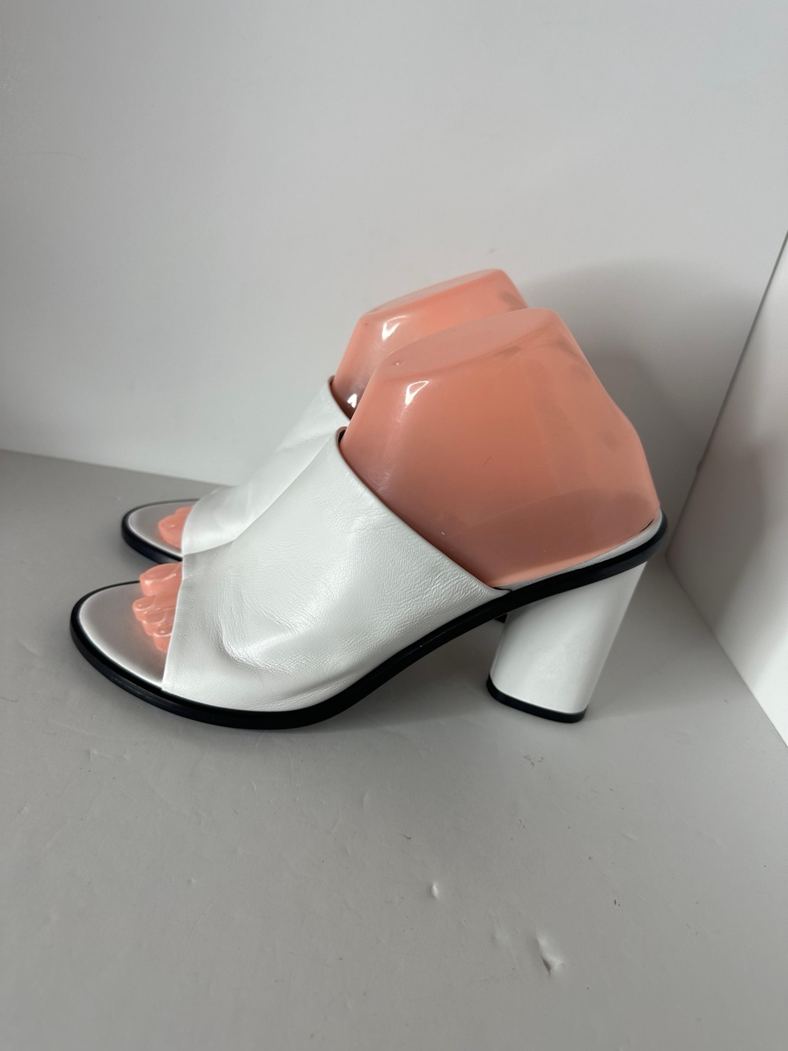 Theory all white women’s block heel leather sandal size 39.5(US 9)
