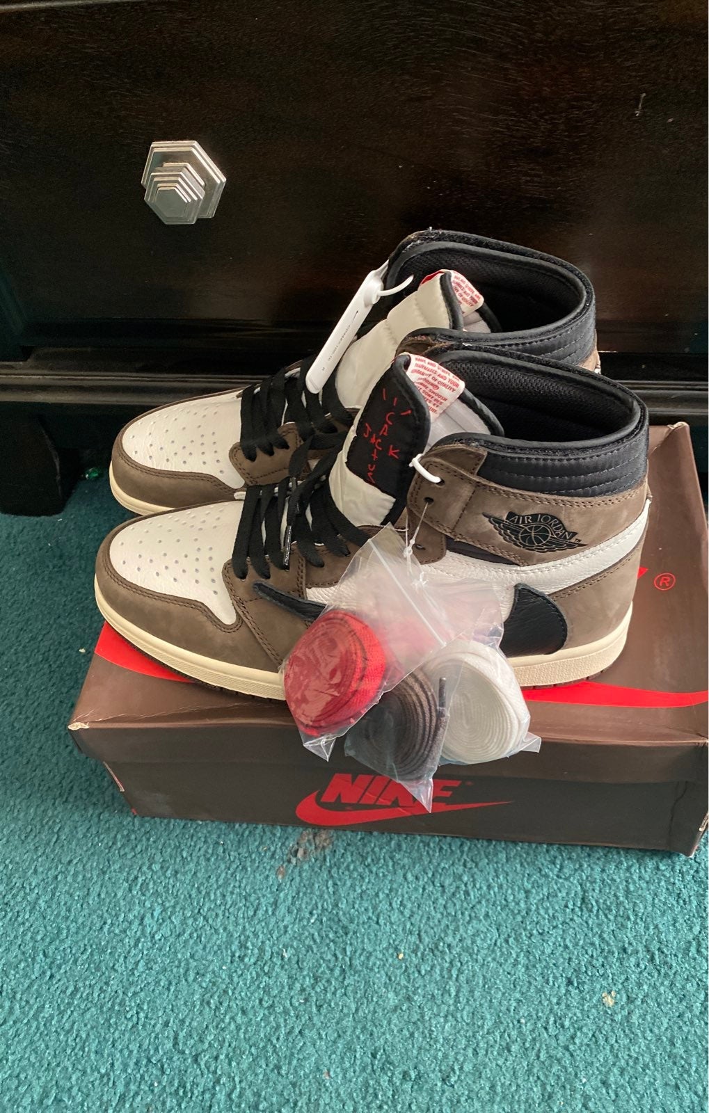 travis scott Jordan 1