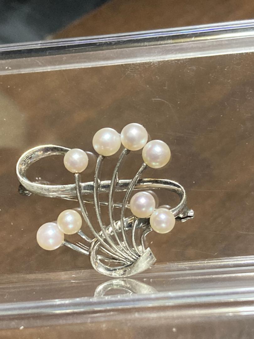MIKIMOTO Mikimoto Pearl Brooch with 8 Akoya Pearls in Silver