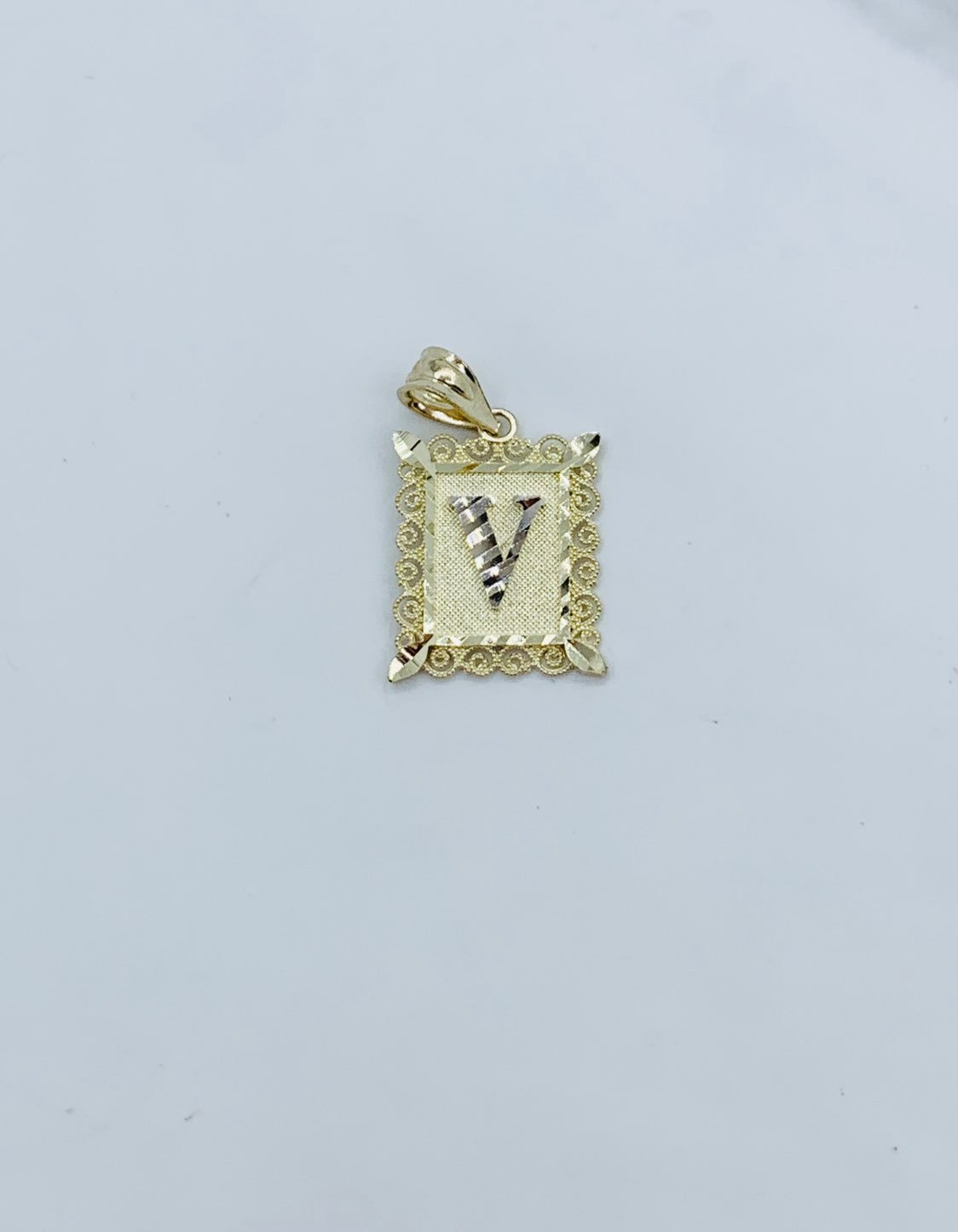❤️ 10k Gold Pendant Small Initial “V” Pendant ❤️