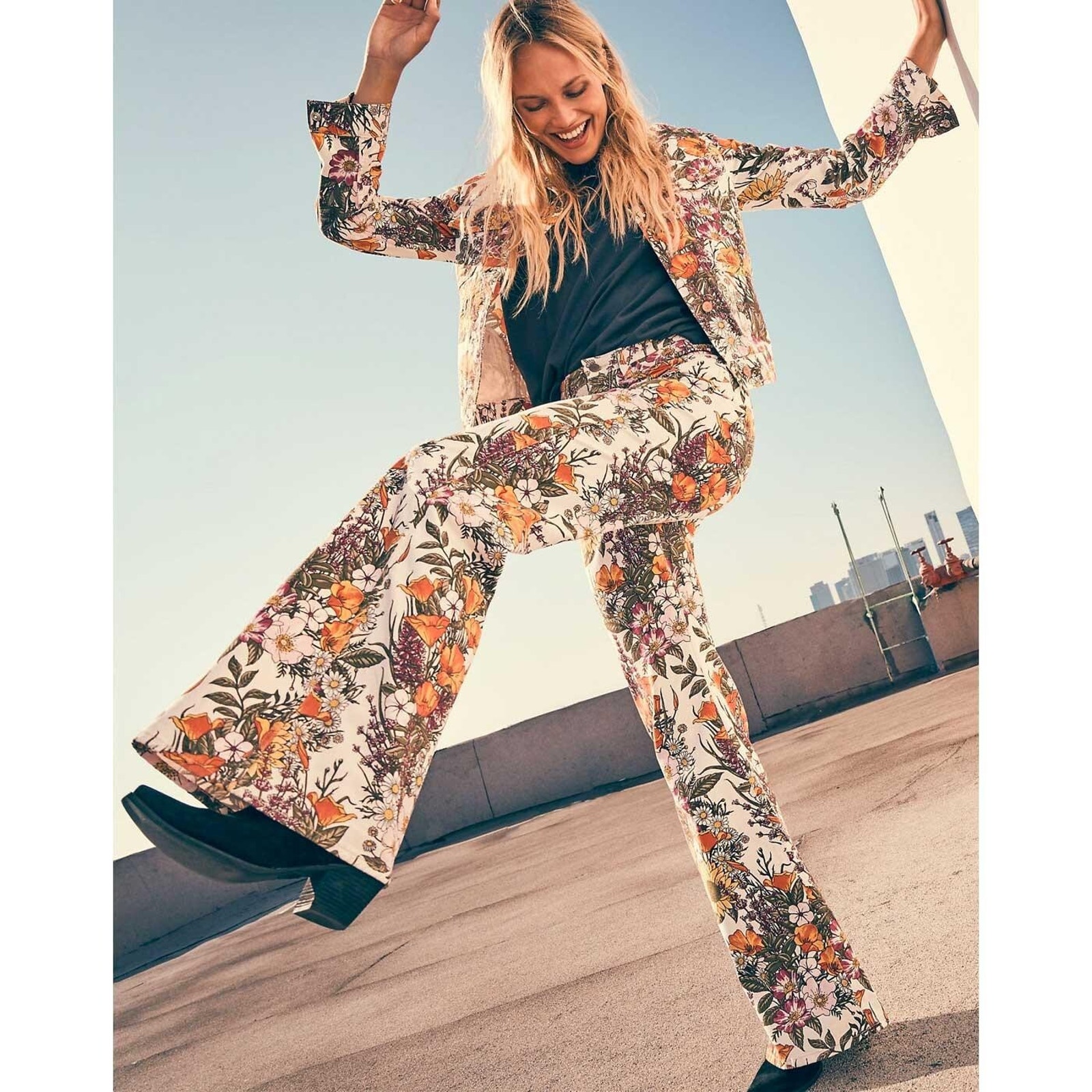 WRANGLER RETRO FLORAL PRINT MID RISE FLARE JEANS 25 X 32