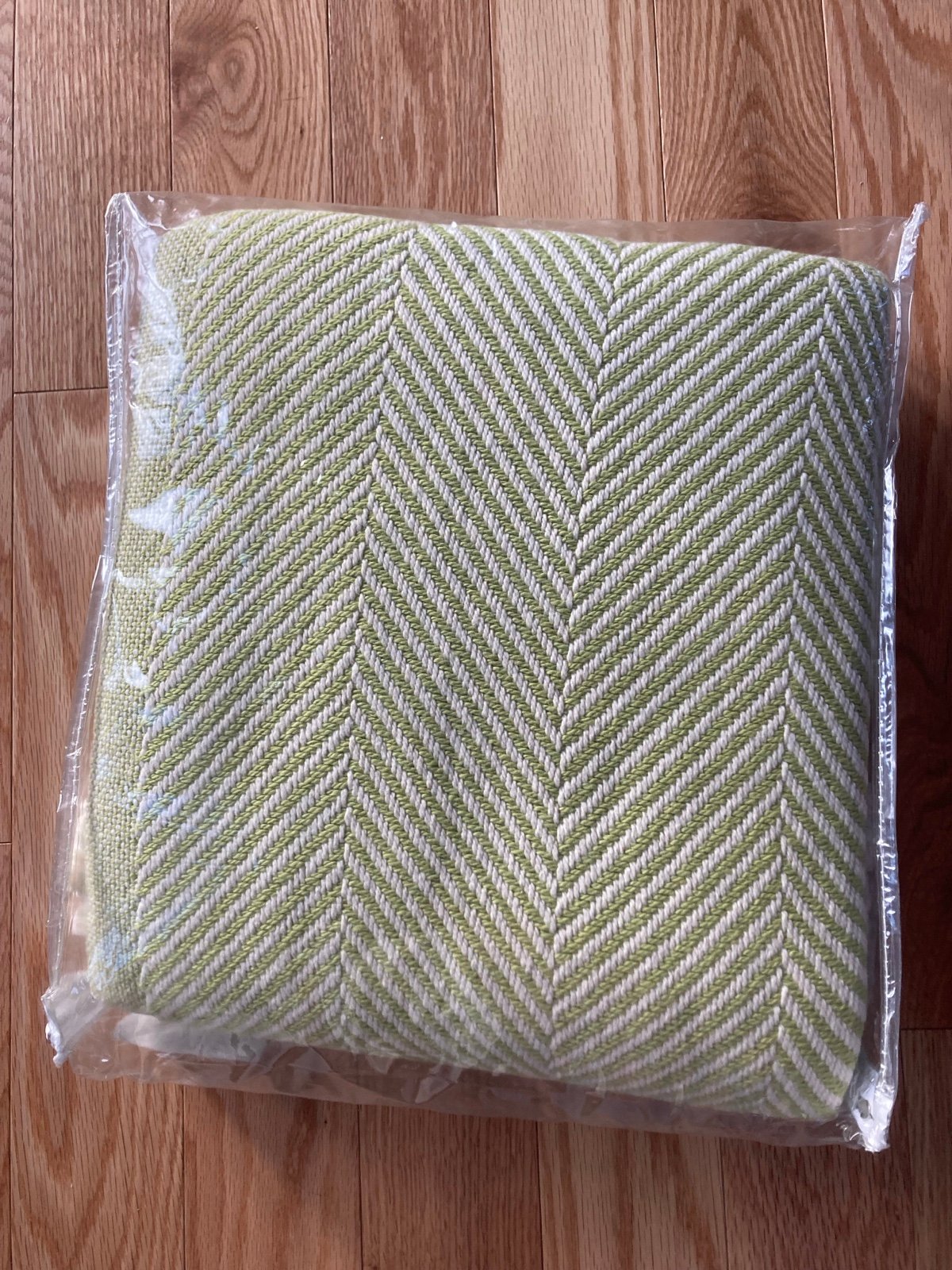 Brahms Mount Blanket apple green - detail