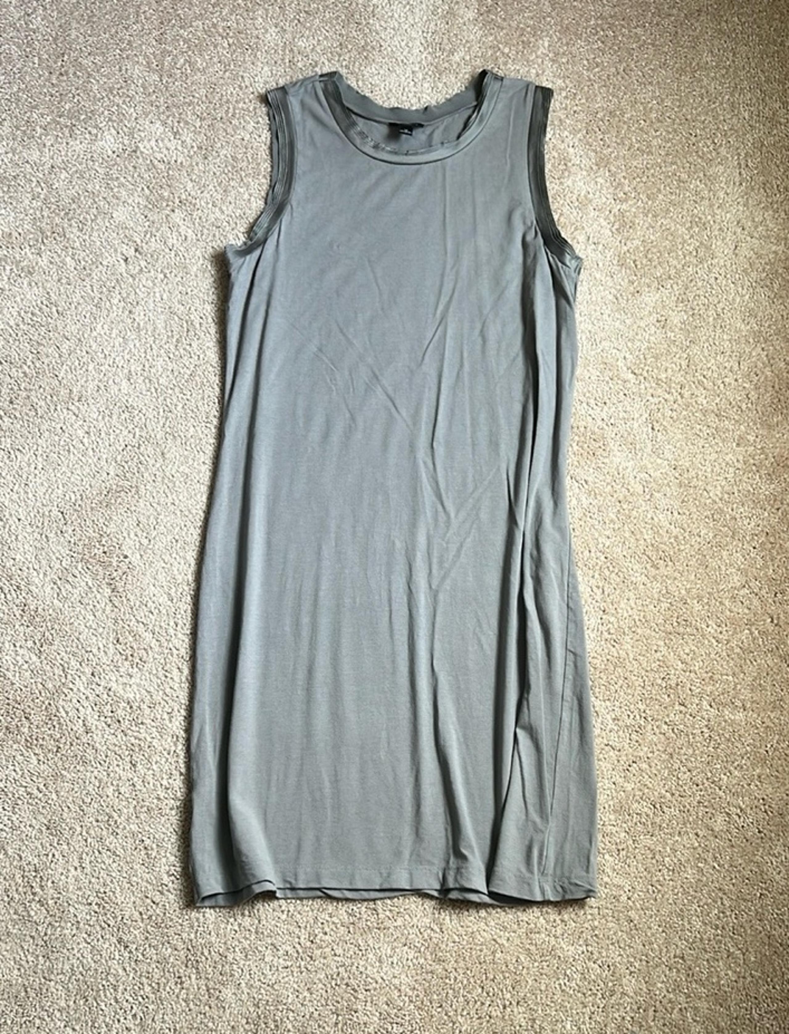 Ann Taylor Gray Sleeveless Knee Length Shift Dress. Size Medium