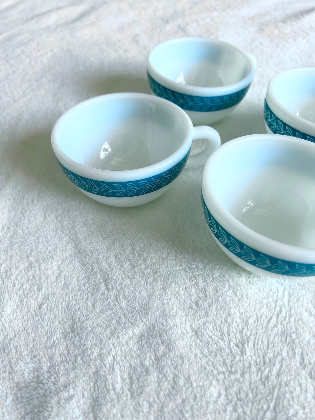 4 Pyrex Turquoise Laurel Leaf Coffee Cups