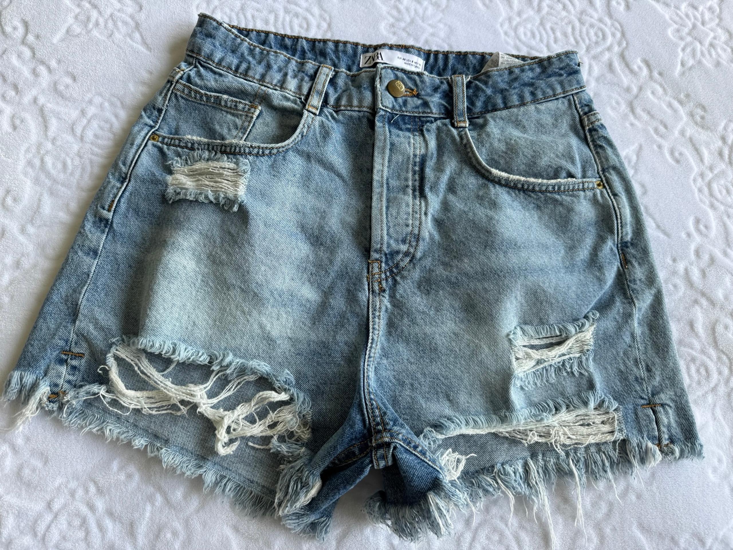 Zara Distressed women’s Denim jean button fly shorts size 8