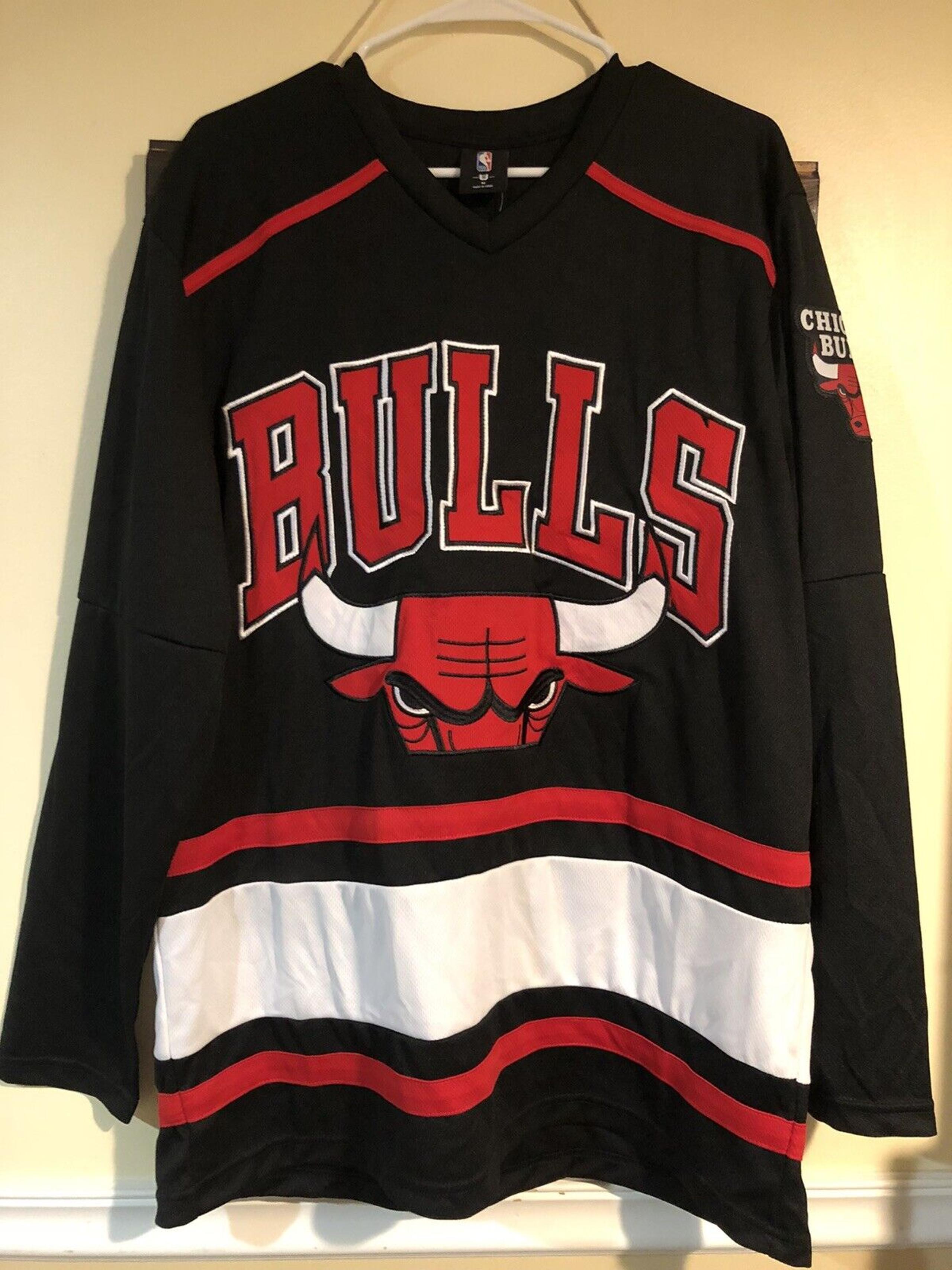 EUC NBA U Hockey Jersey Men’s Medium Black Red Chicago Bulls Long Sleeve