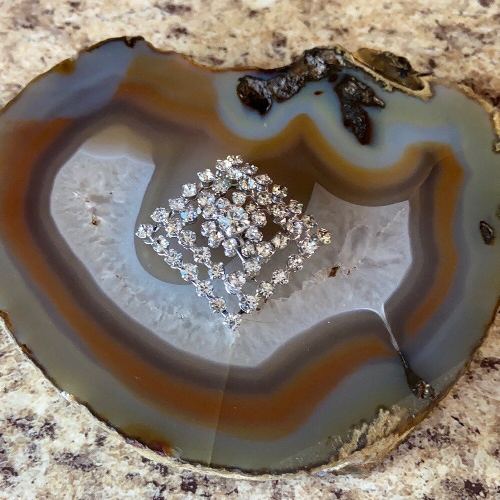 Vintage rhinestone raised brooch guc 2”